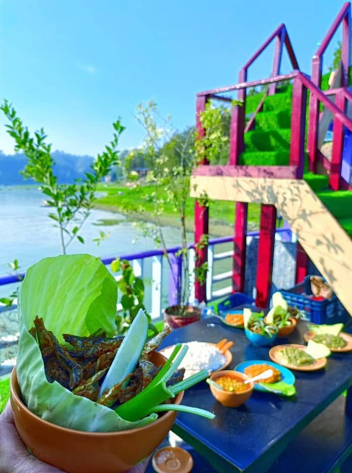 Scenic Dining with Local Fried Fish